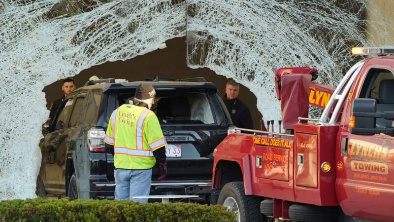 Apple Store, SUV, Boston, Incidente